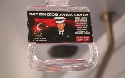 Alanya’da şehitlerin anısını halk otobüslerinde yaşatıyorlar