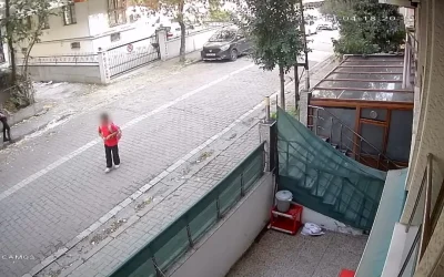 Avcılar’da servis bekleyen çocuğu takip eden şüpheli, annesi gelince kaçtı