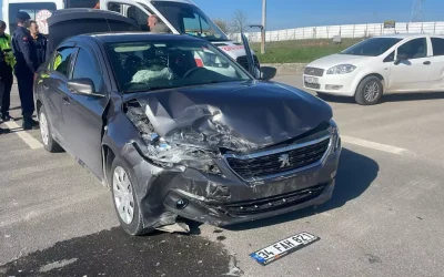 Edirne’de kavşakta çarpışan otomobillerde 8 yaralı