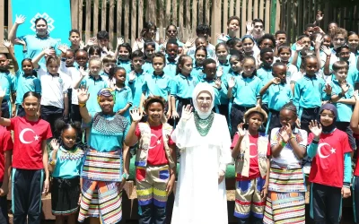 Emine Erdoğan, Güney Afrika’daki Maarif Okulu’nu ziyaret etti