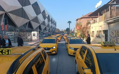 İzmir’deki taksiciler korsan taşımacılığa karşı eylemde