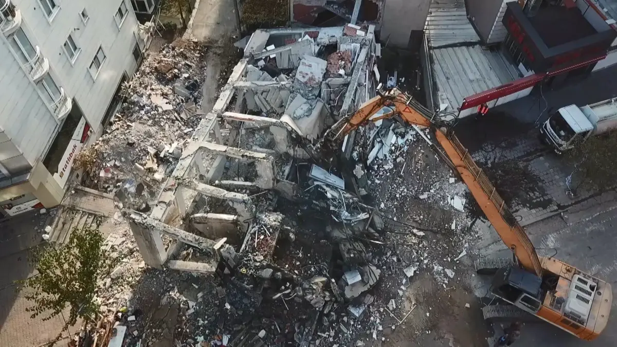 kocaeli-de-yikilan-binanin-yakinindaki-binala-19209623_amp.jpg