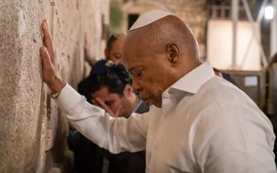 Adams’ın Tartışmalı İsrail Ziyareti ve Koltuğundan Ayrılma Kararı