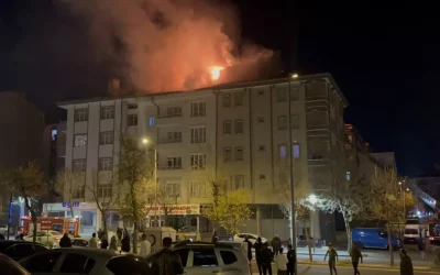 Nevşehir’de 4 Katlı Binanın Çatısında Alevler Yükseldi