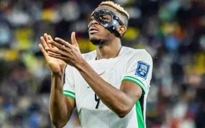 Osimhen, Nijerya-Demokratik Kongo maçında sakatlanarak saha kenarına geldi.