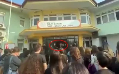 Andımız tartışması: Öğrenciler müdürü durduramadı!