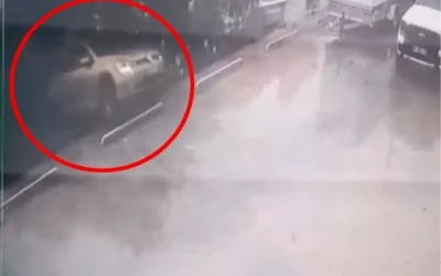 Bursa’da araç geri vitese alınca 7 metre yükseklikten düştü.