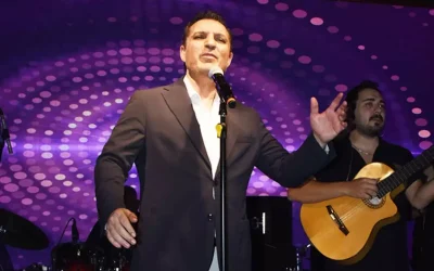 Rafet El Roman, hayranıyla sahnede sürpriz düet yaparak şaşırttı.