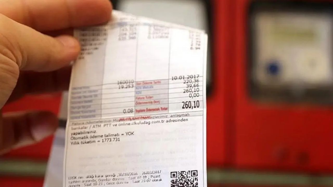 1 Ocak 2026’dan itibaren, yıllık 4 bin kWh’yi aşan konut aboneleri elektrik faturalarında devlet desteğinden yararlanamayacak. Mevcut uygulamada 5 bin kWh olan “Son Kaynak Tedarik Tarifesi” limiti