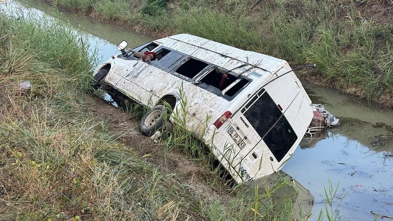 Adana'da Minibüs Sulama Kanalına Uçtu 18 Yaralı
