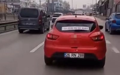 Aracının Arkasına Astığı Yazıyla Dikkat Çekti: Trafikte Gülümseten Anlar