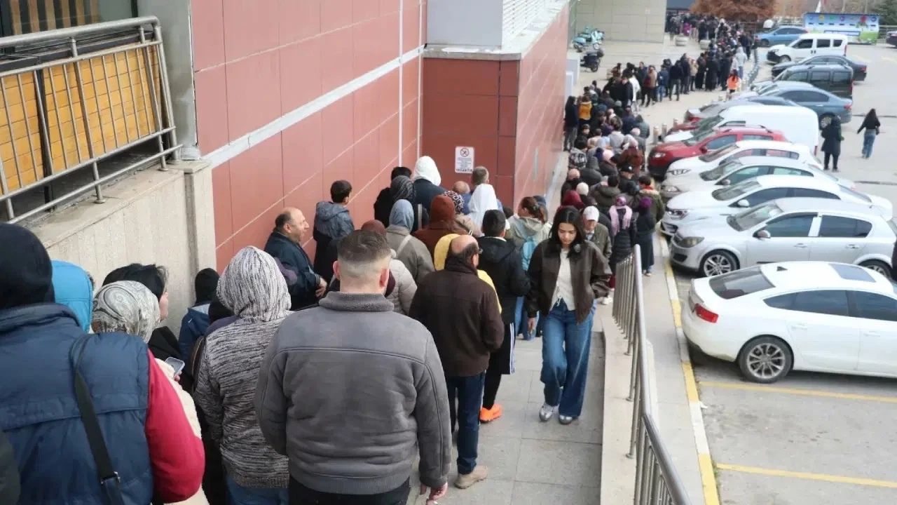 Bin TL’lik hediye çeki için soğukta saatler süren kuyruk