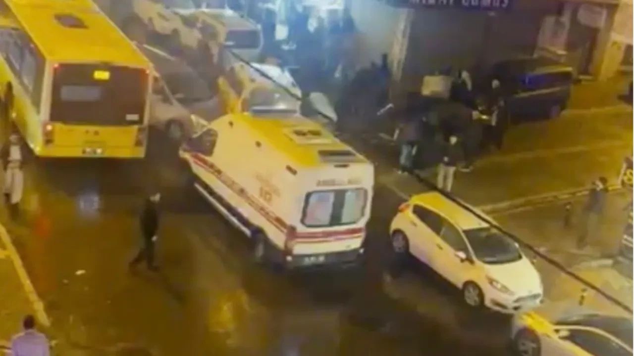 Esenyurt'ta hafif ticari araç çarptı, kameraya yansıdı Yaralı adam!