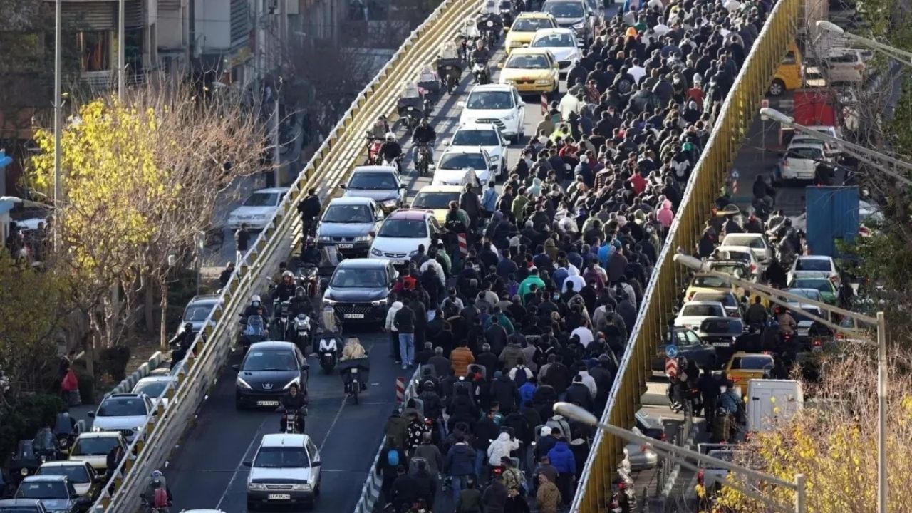 İran’da Protestolar Kaymakamlık Binasına Saldırı