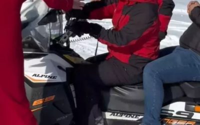 Kırmızı elbiseyle kayak yapıp gül dağıttı