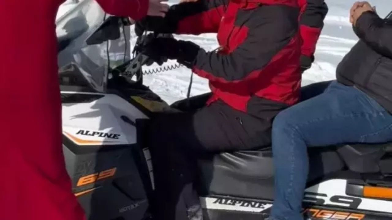 Kırmızı elbiseyle kayak yapıp gül dağıttı