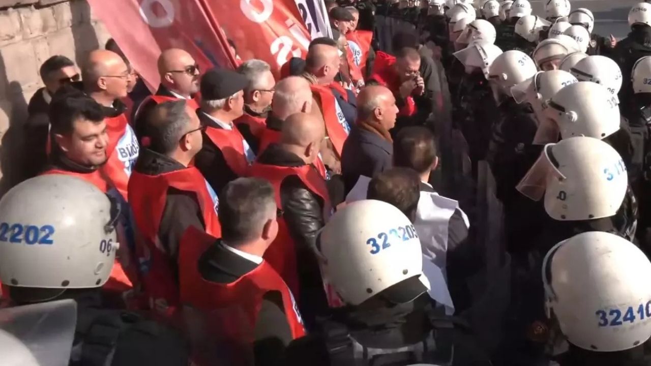 Polis, TBMM Önünde Basın Açıklaması Yapmak İsteyen Sendika Üyelerini Ablukaya Aldı