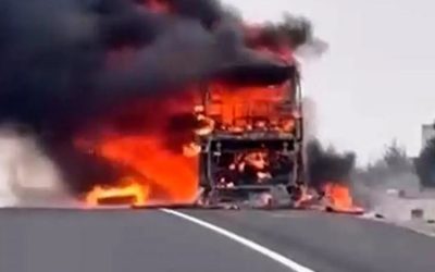 Seyir halindeki yolcu otobüsü alev aldı, 25 yolcu son anda kurtuldu