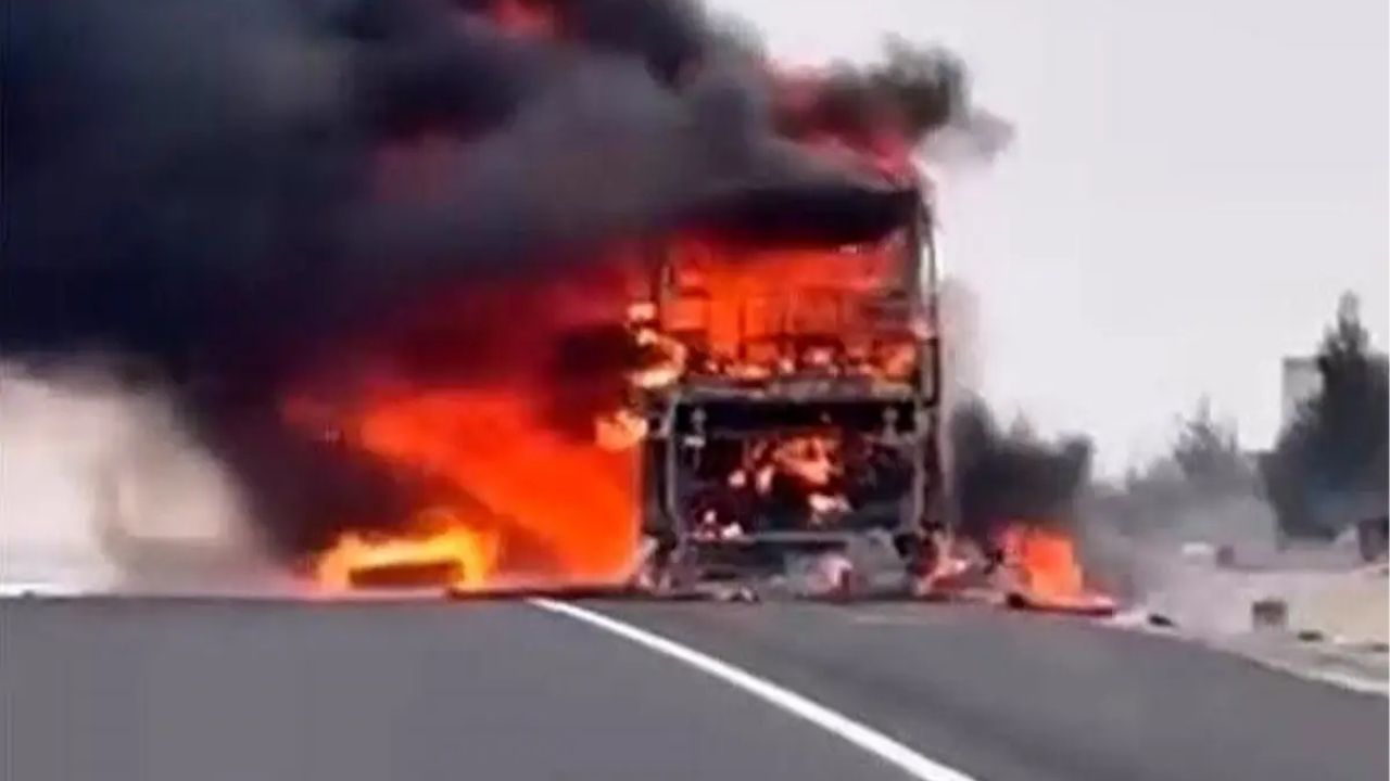 Seyir halindeki yolcu otobüsü alev alev yandı 25 yolcu son anda kurtuldu