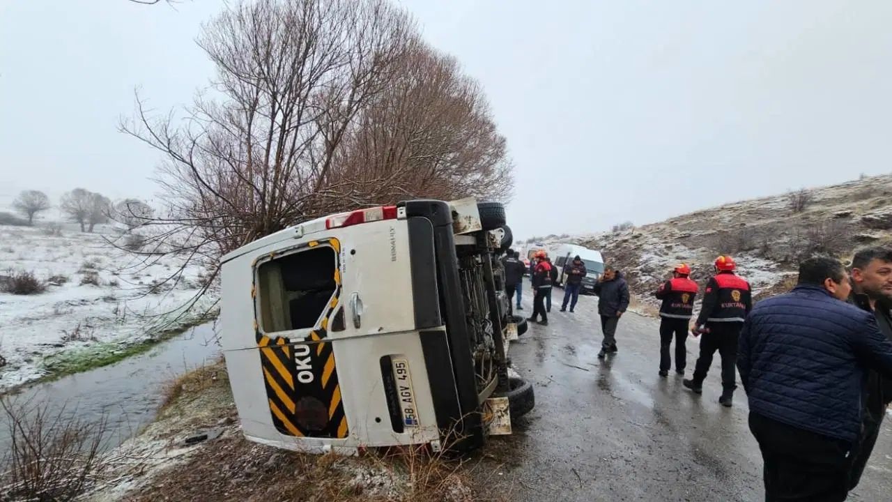 Sivas’ta Okul Servisi Kaza Yaptı 14 Öğrenci Yaralandı