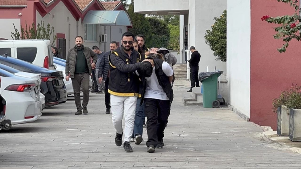 Sokak Ortasında Kanlı Hesaplaşma Cinayet ve Kaçış Kameralara Yansıdı