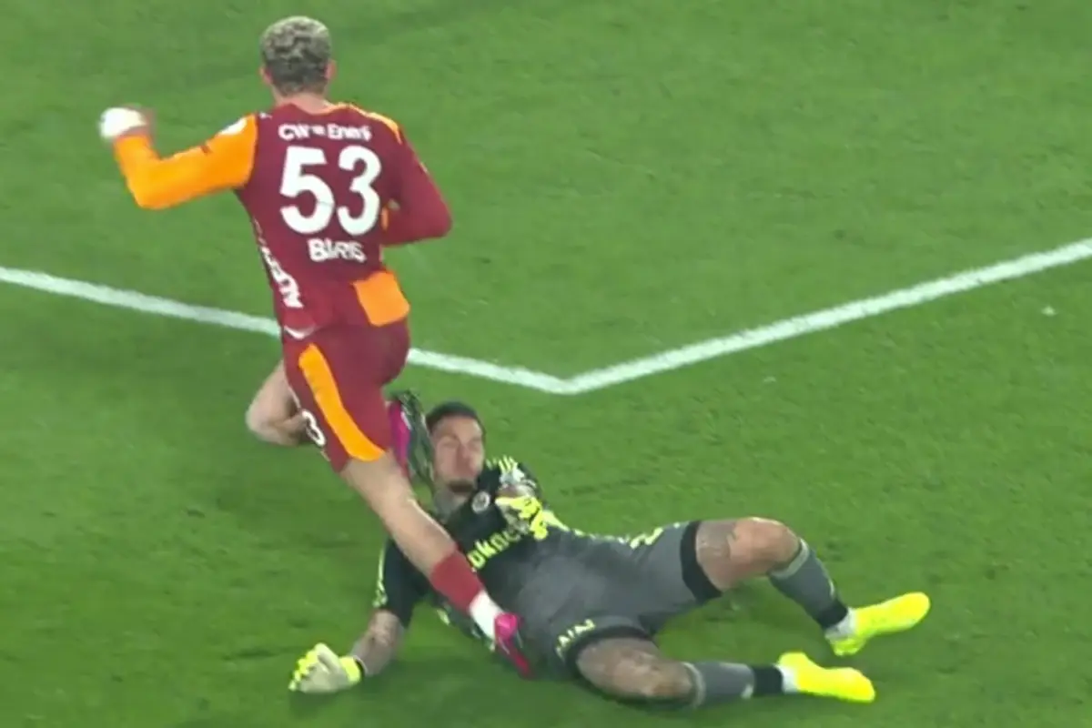 baris-in-yerde-kaldigi-pozisyon-penalti-mi-unlu-19312684_7219_amp.jpg