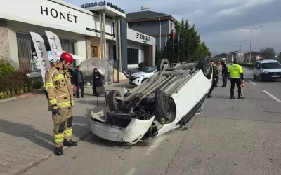 Bursa’da refüje çarpan aracın sürücüsü yaralandı