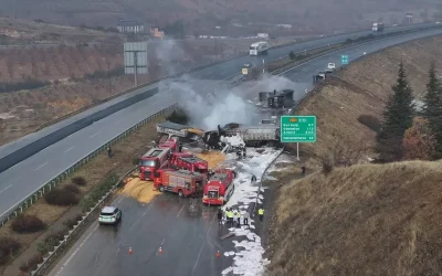 Gaziantep’te 3 tırın çarpışması sonucu yangın çıktı