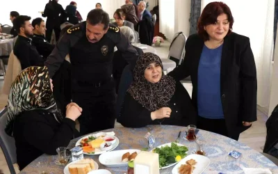 Kütahya Emniyeti şehit aileleri ve gazilerle kahvaltıda bir araya geldi.