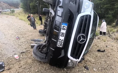 Muğla’da yolcu minibüsü kaza yaptı: 3 kişi yaralandı