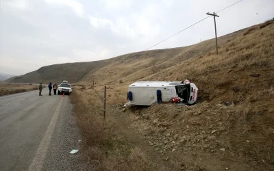Muş’ta devrilen ambulanstaki 3 sağlık personeli yaralandı