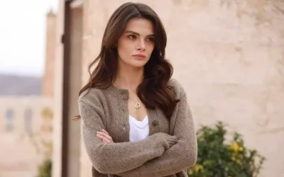 Sinem Ünsal asansörde sevgilisiyle tutkuya kapıldı