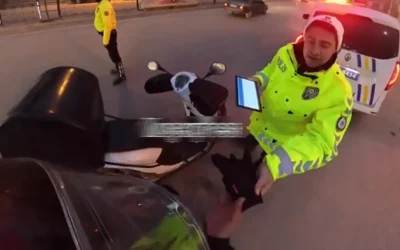 Trafik polisi, titreyen kuryeye eldiven verdi